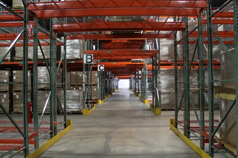 Bir lojistik deposunun rafları ve çalışma koridoru