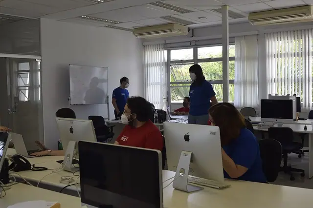 Ofis ve ekip çalışması — temsili fotoğraf