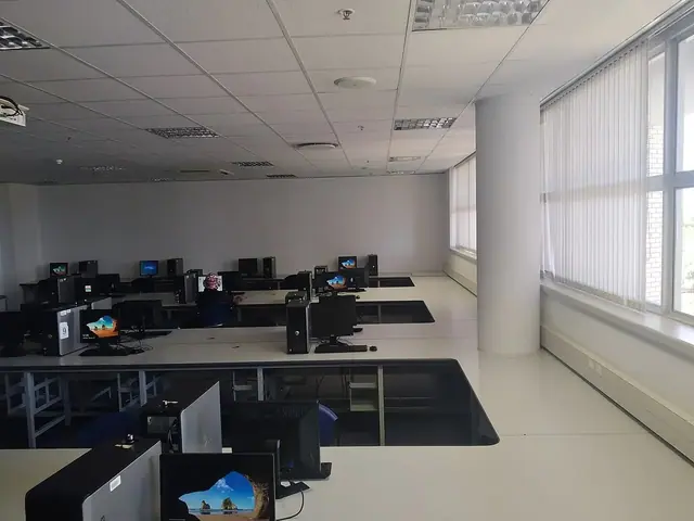 Bilgisayar ve dijital çalışma ortamı — temsili fotoğraf