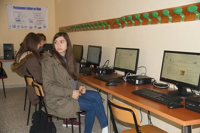 Bilgisayar ve dijital çalışma ortamı — temsili fotoğraf