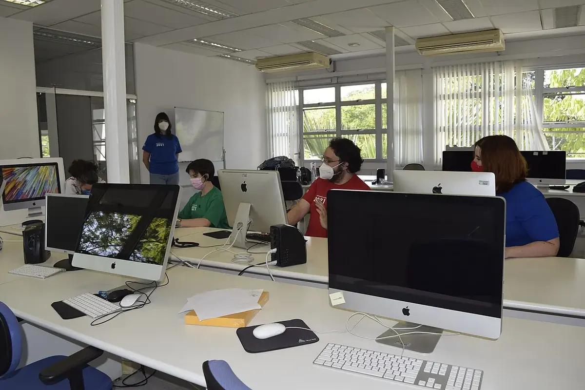 Ofis ve toplantı alanı — temsili fotoğraf