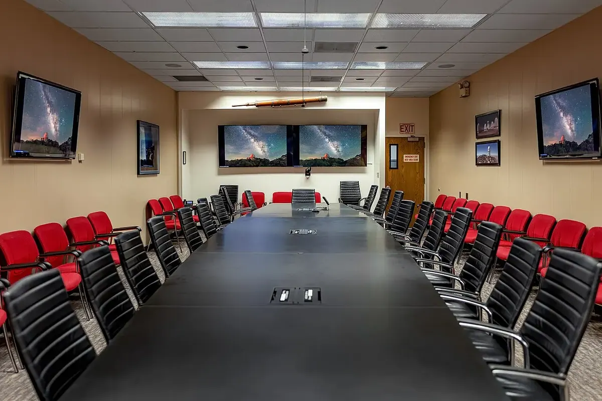 Ofis ve toplantı alanı — temsili fotoğraf