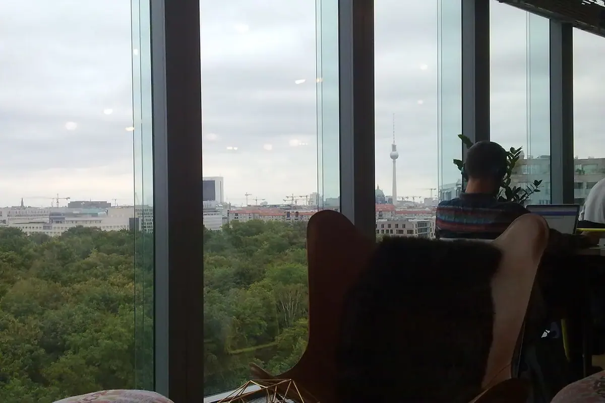 Ofis ve toplantı alanı — temsili fotoğraf