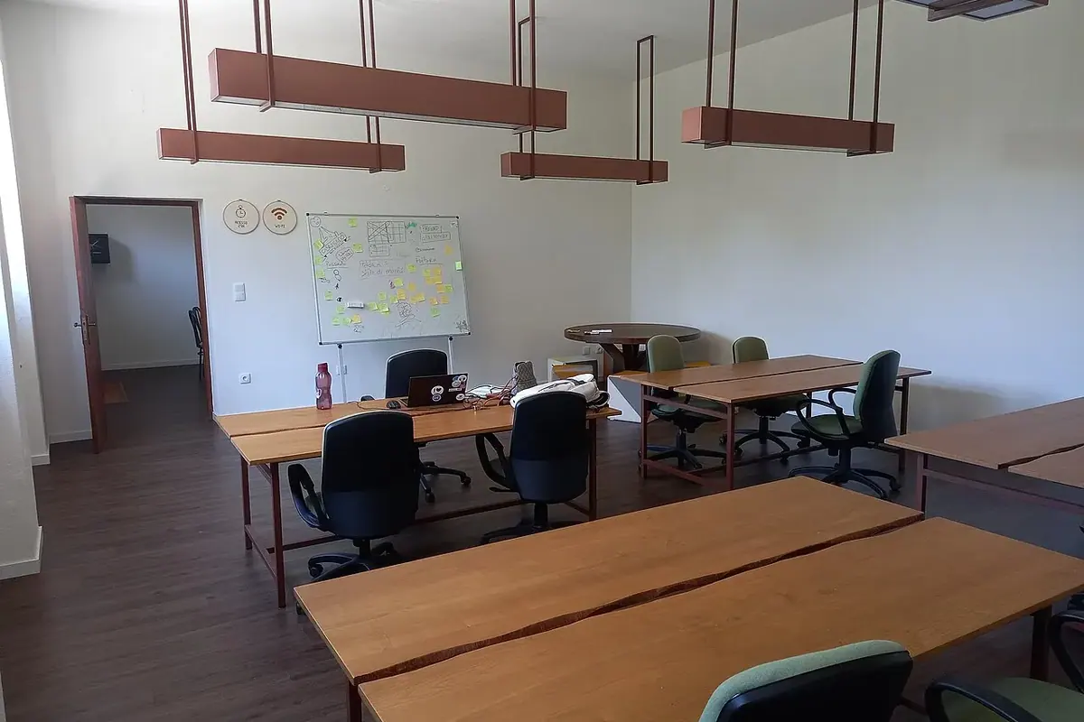 Ofis ve toplantı alanı — temsili fotoğraf