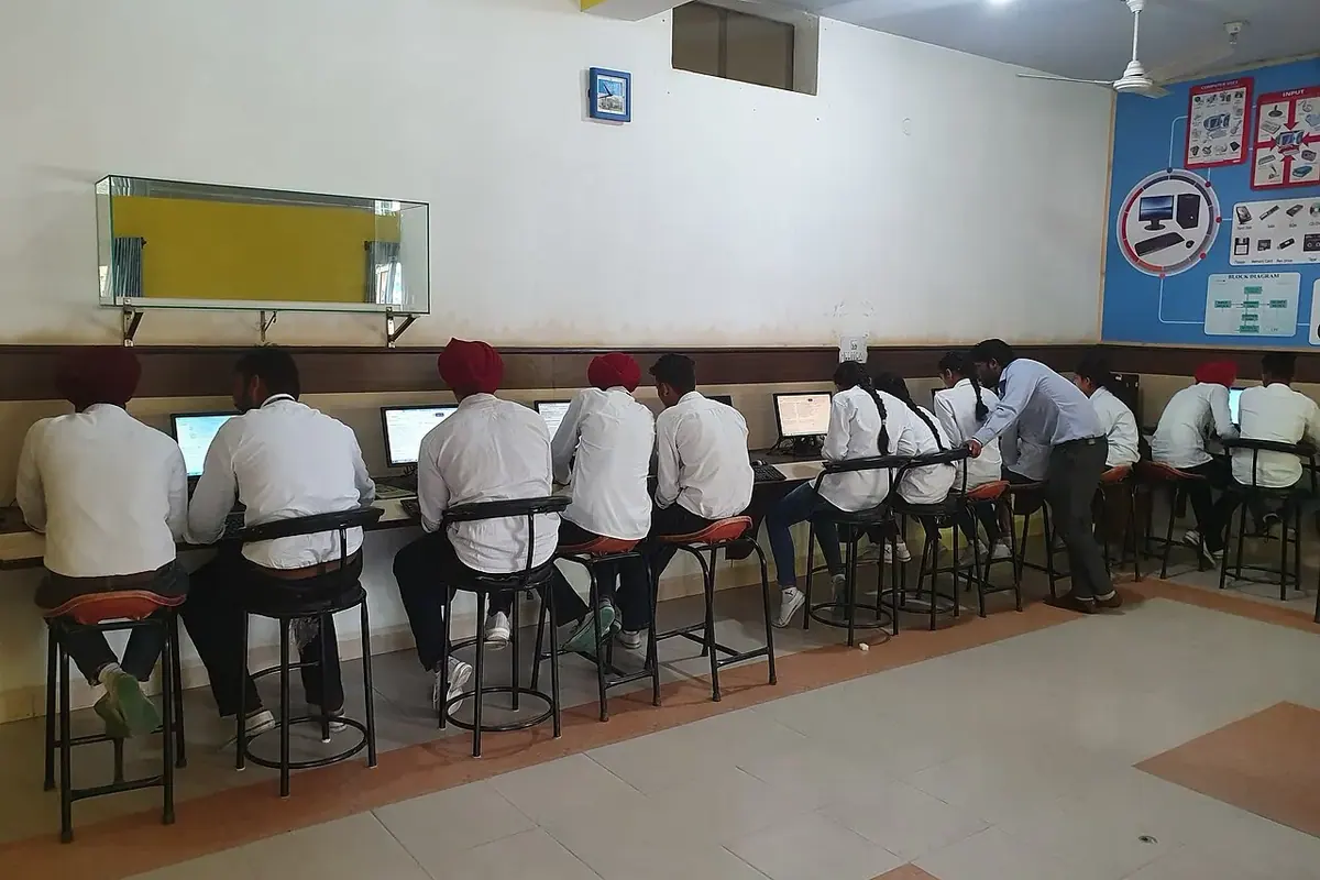 Ofis ve toplantı alanı — temsili fotoğraf