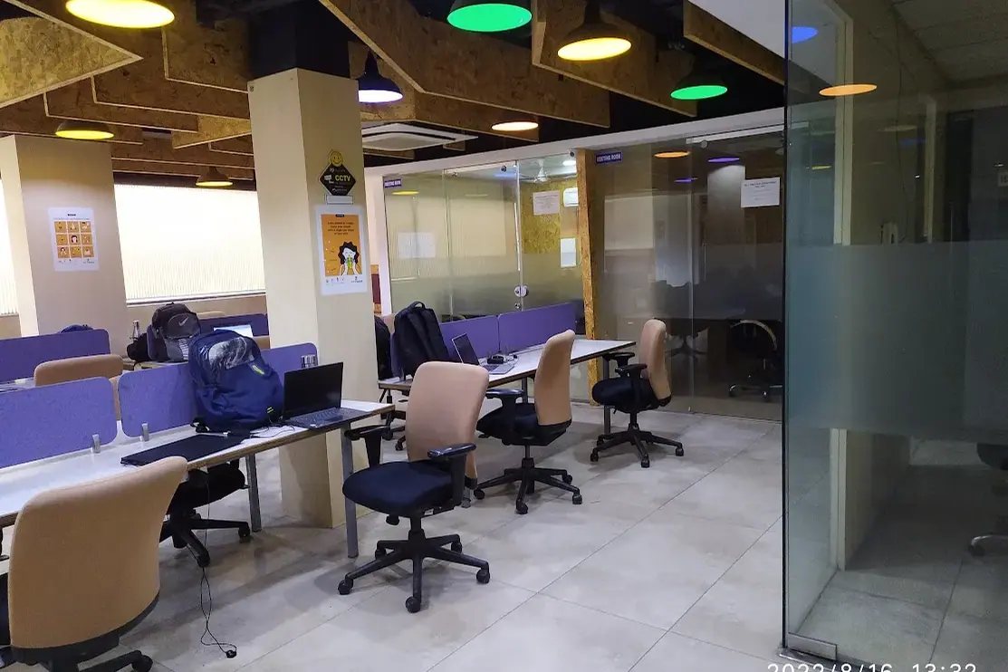 Ofis ve toplantı alanı — temsili fotoğraf