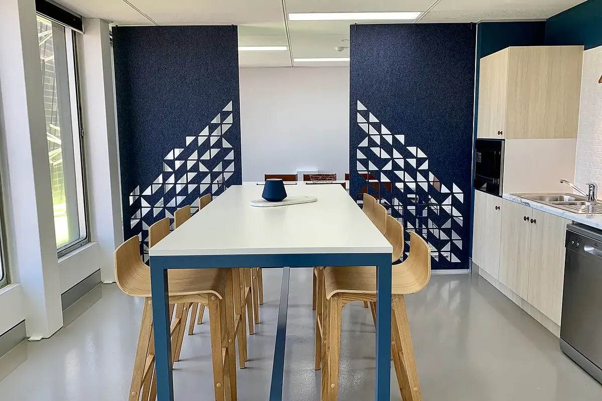 Ofis ve toplantı alanı — temsili fotoğraf