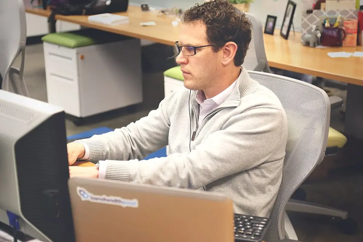 Ofis ve toplantı alanı — temsili fotoğraf