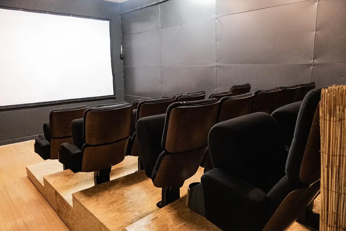 Ofis ve toplantı alanı — temsili fotoğraf