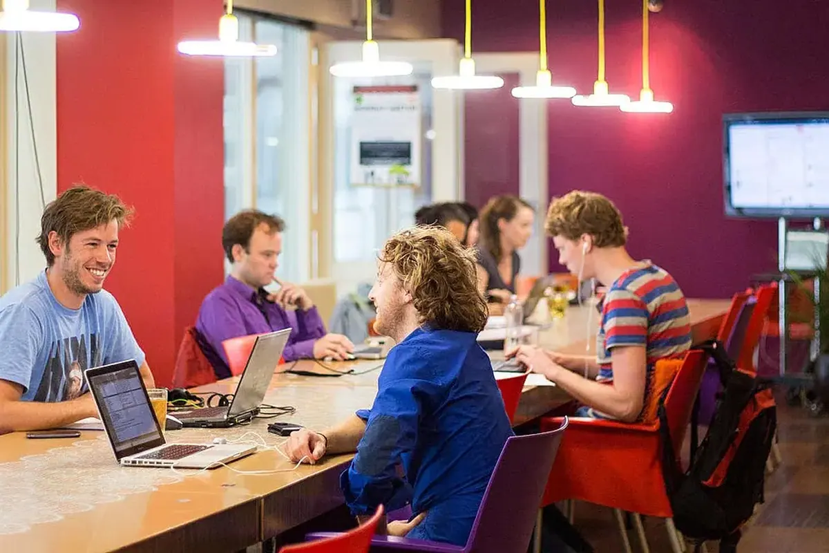 Ofis ve toplantı alanı — temsili fotoğraf