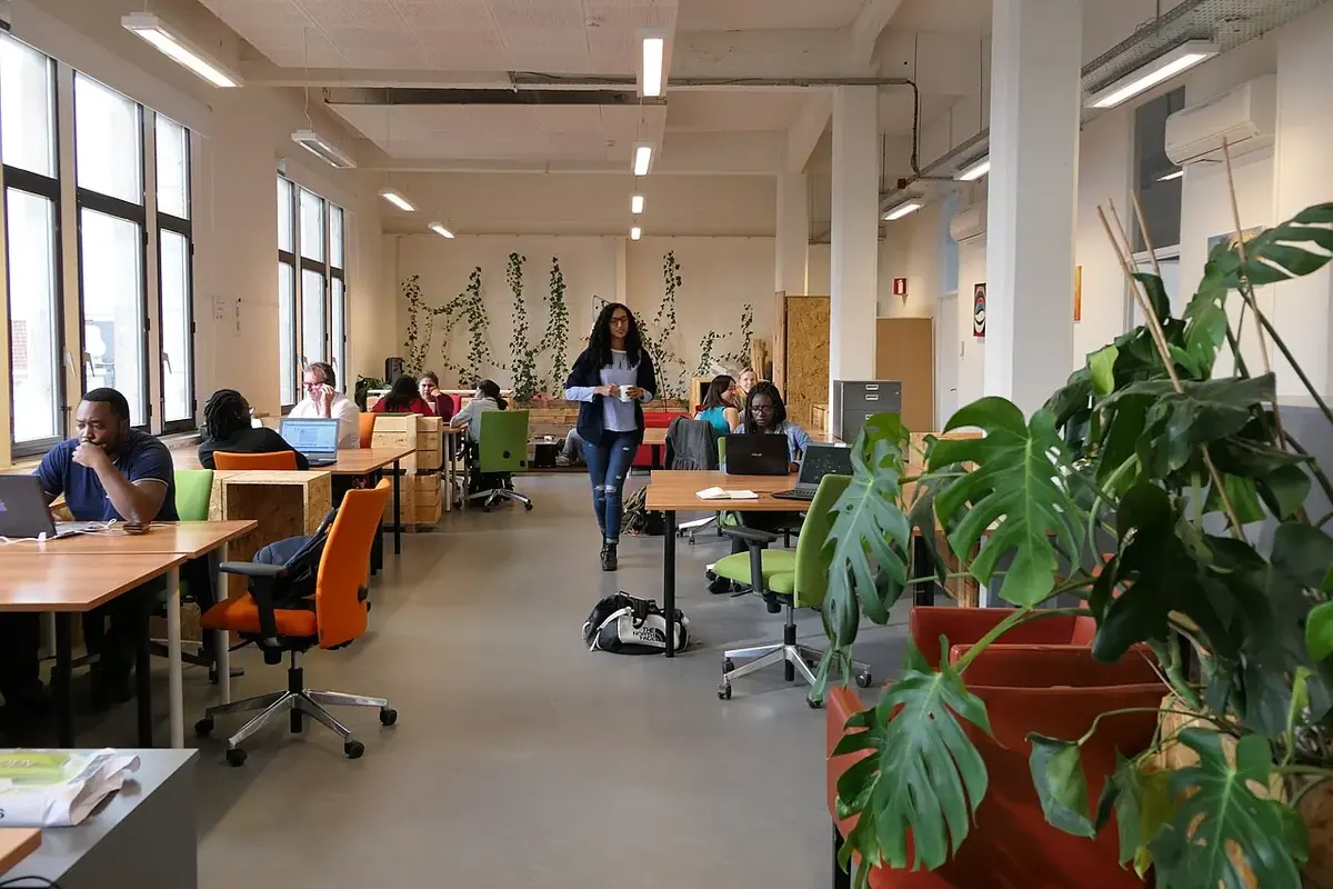 Ofis ve toplantı alanı — temsili fotoğraf