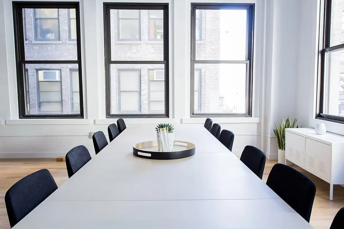 Ofis ve toplantı alanı — temsili fotoğraf