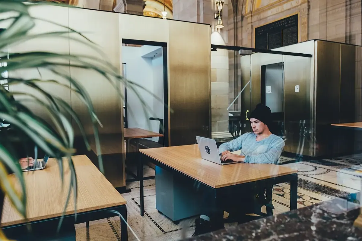 Ofis ve toplantı alanı — temsili fotoğraf