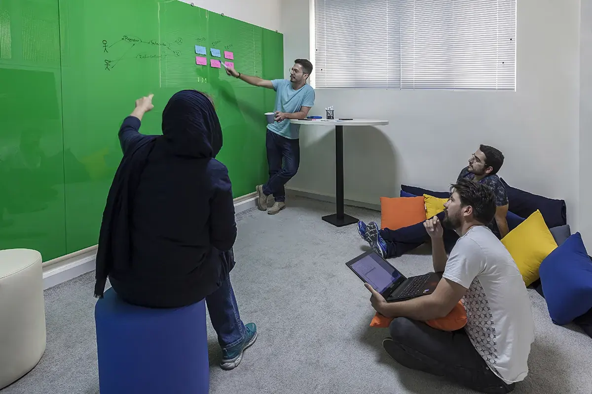 Ofis ve toplantı alanı — temsili fotoğraf