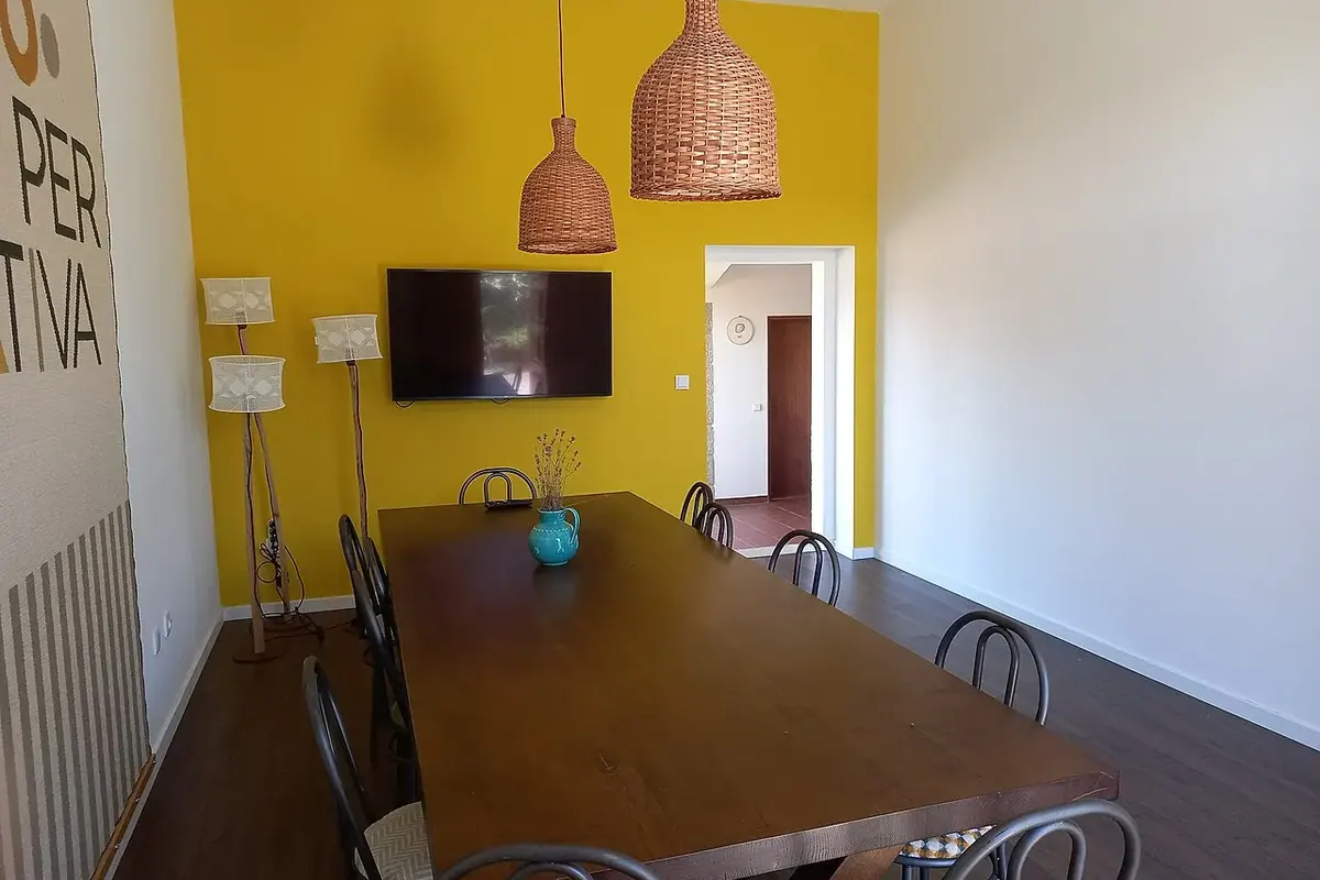 Ofis ve toplantı alanı — temsili fotoğraf