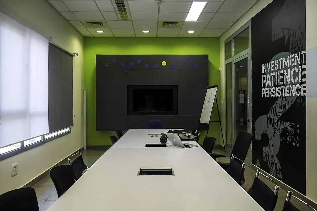 Ofis ve toplantı alanı — temsili fotoğraf