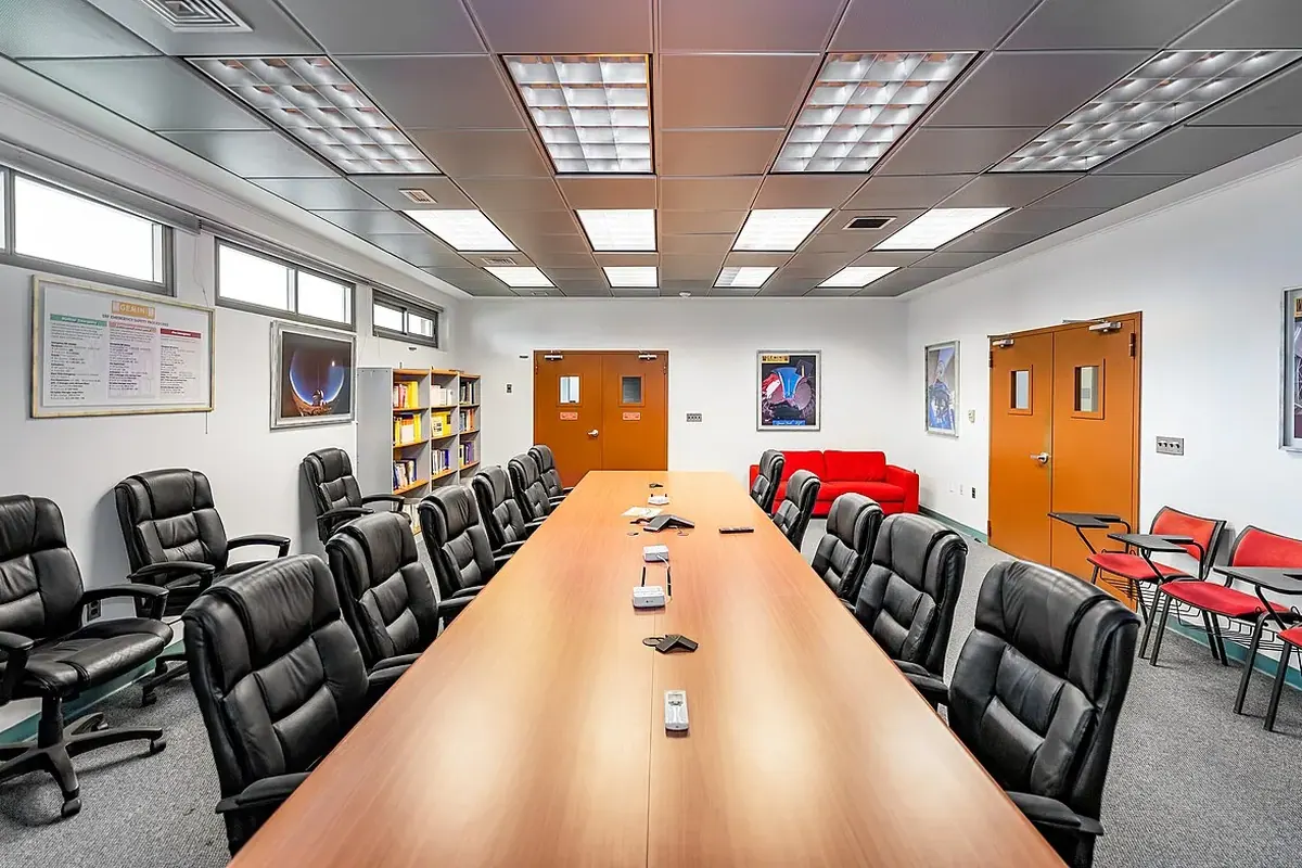 Ofis ve toplantı alanı — temsili fotoğraf