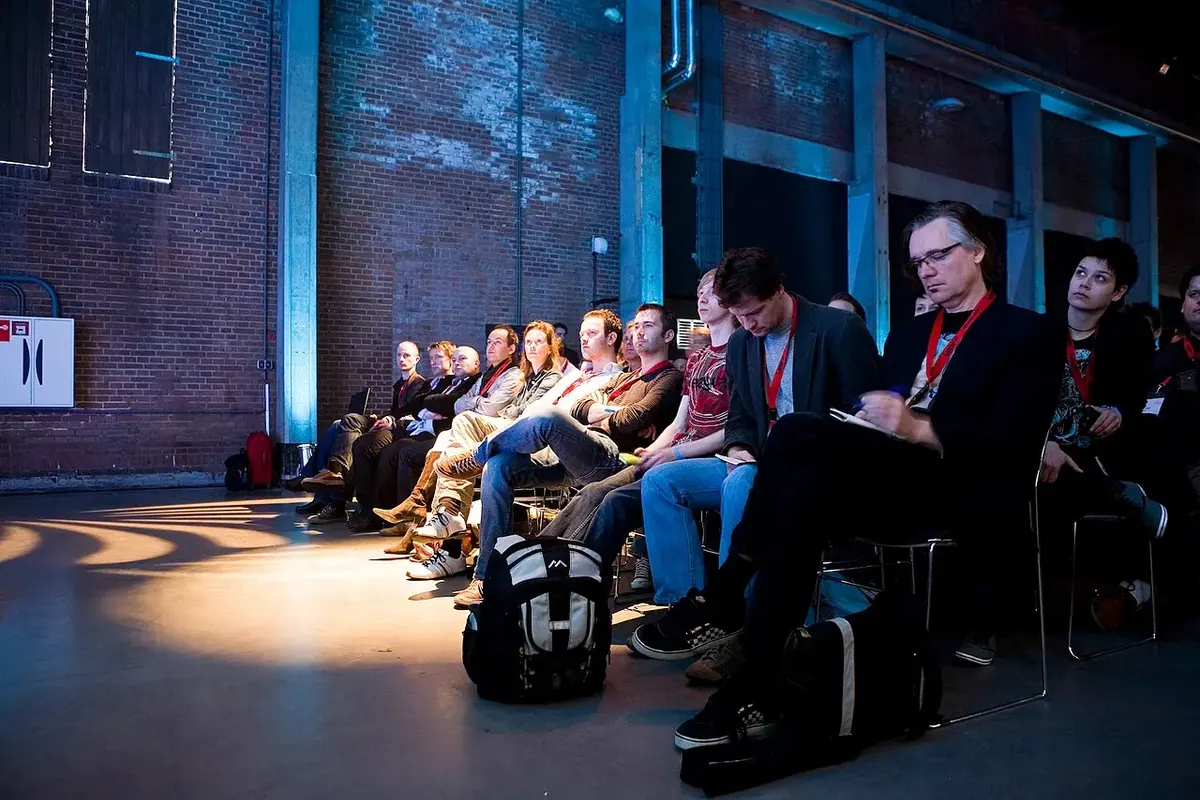 Bilgisayar ve çalışma ortamı — temsili fotoğraf