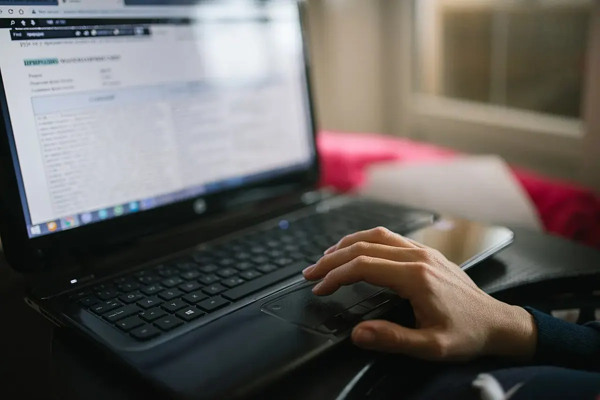Bilgisayar ve çalışma ortamı — temsili fotoğraf