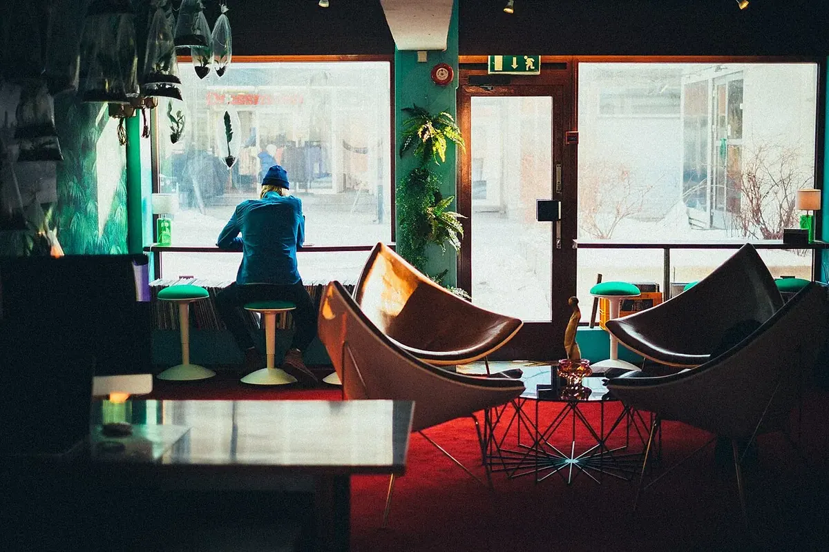 Bilgisayar ve çalışma ortamı — temsili fotoğraf