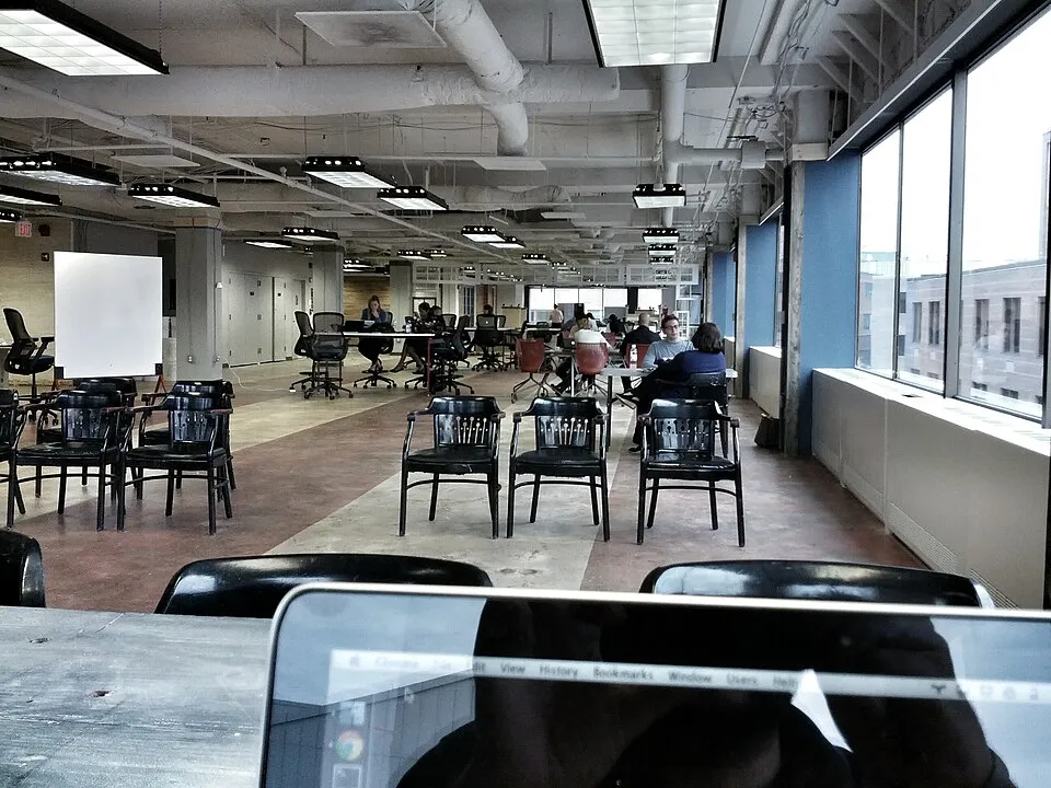 Ofis ve ortak çalışma ortamından bir görünüm