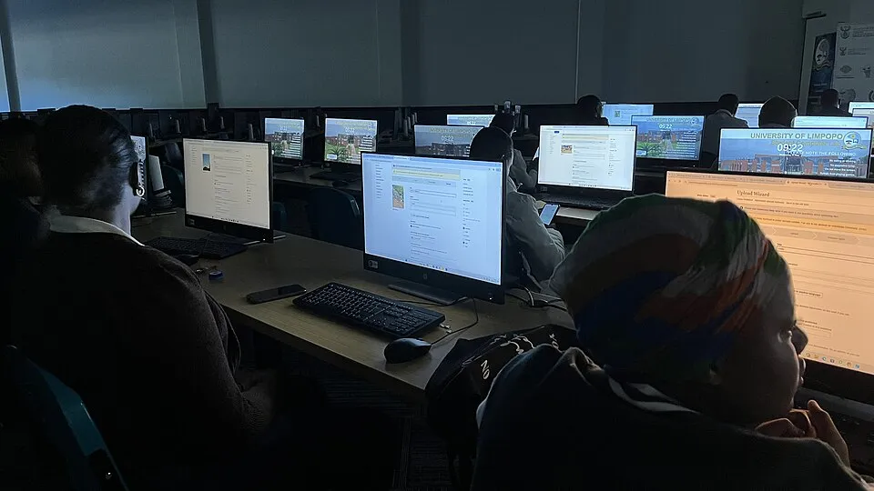 Teknoloji ve bilgisayar çalışma ortamından bir görünüm
