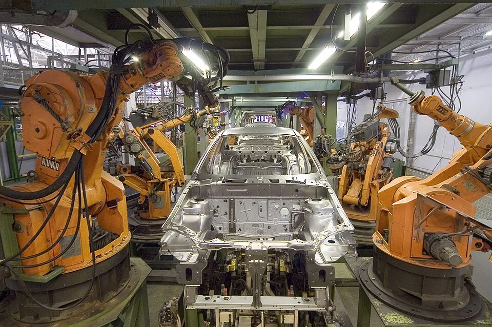 Otomobil üretim hattında çalışan endüstriyel robotlar